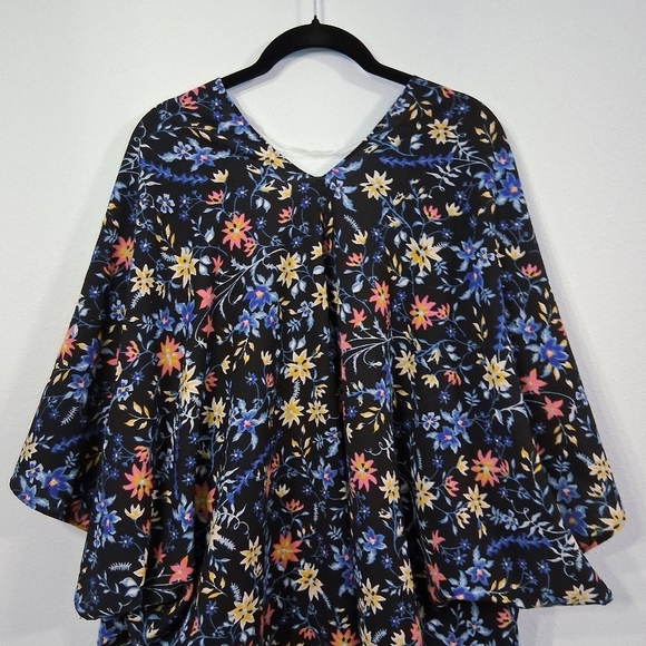 Floral Kimono Robe Duster One Size Flowy And Comfortable With Black Background - Picture 9 of 12